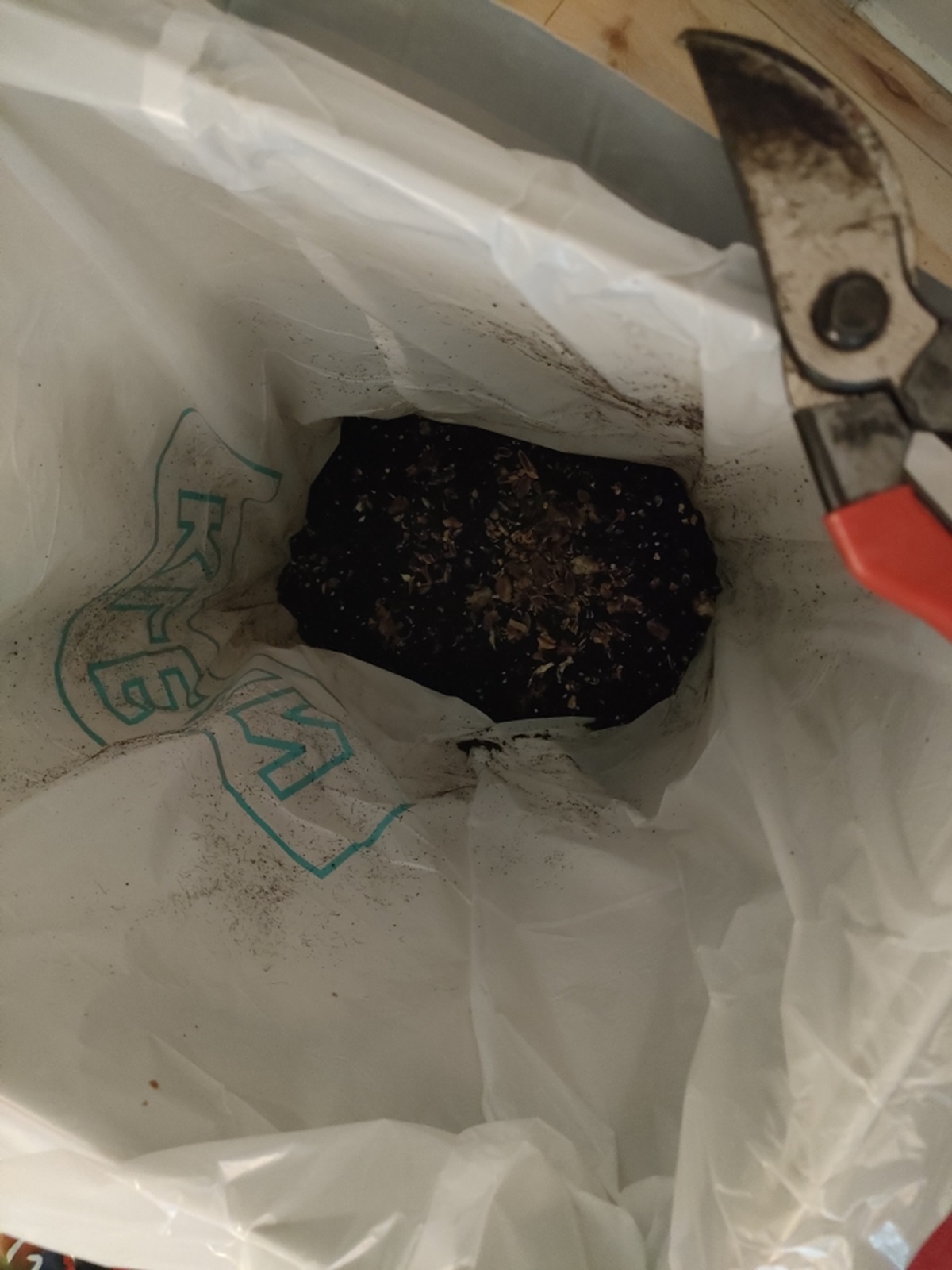 追肥の土づくり　混ぜ混ぜ