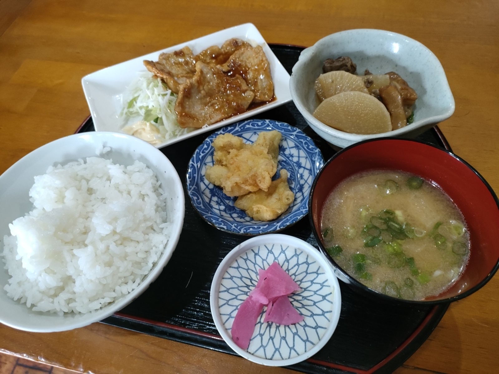 日替わり定食（生姜焼き、タコのから揚げ、もつ煮込み）

